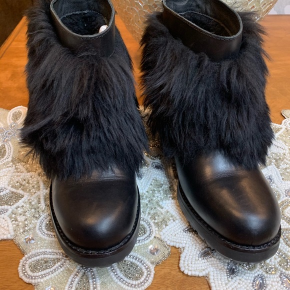 Sold on Ⓜ️ Otelia Genuine Shearling Bootie - Picture 2 of 8